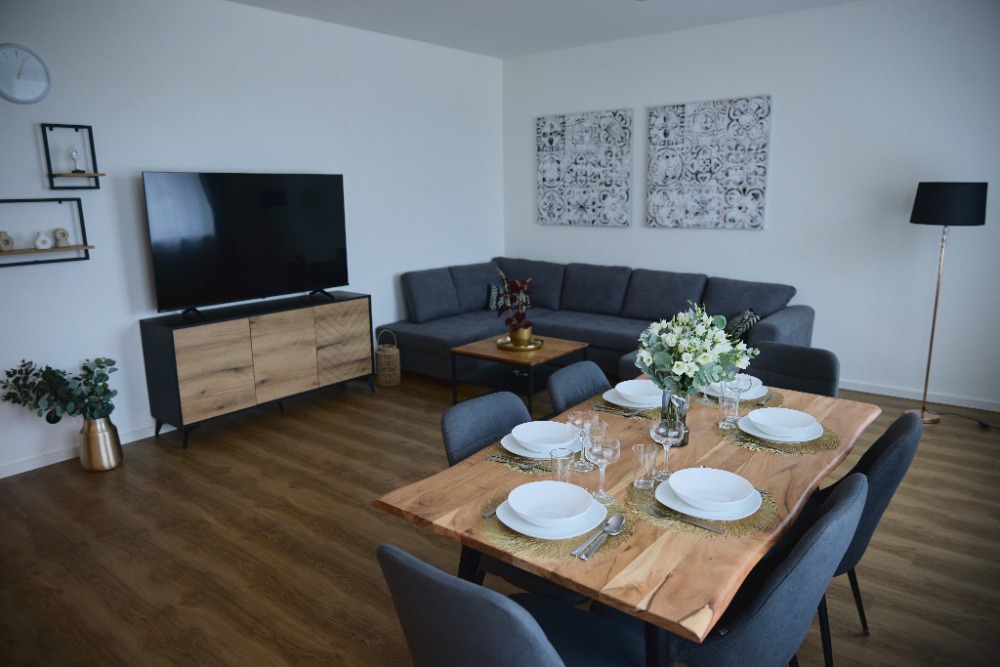 Prostorný obývací pokoj apartmánu Little moon s jídelním stolem